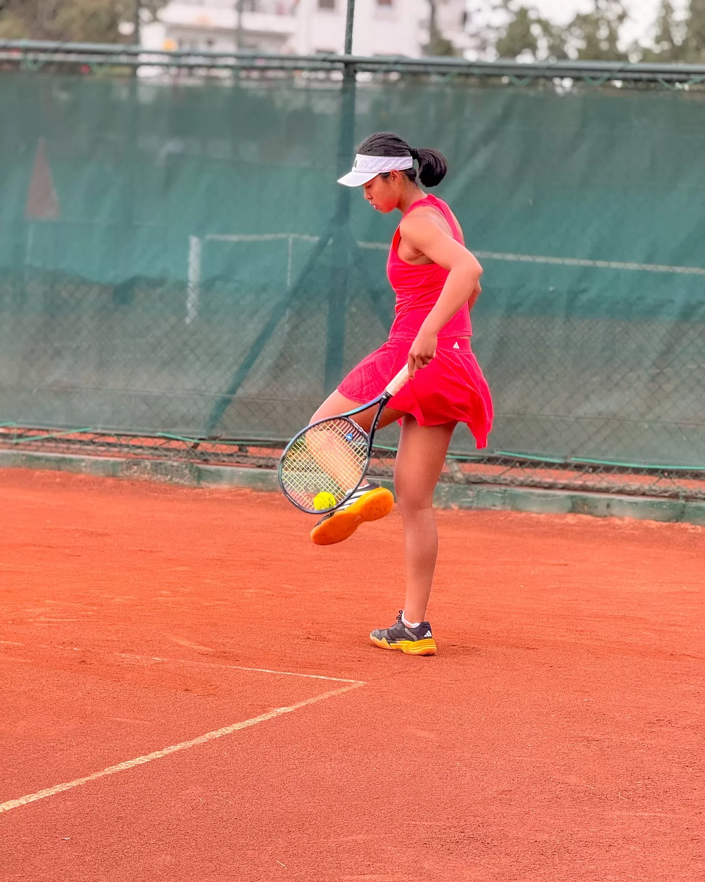 Joueur en plein service sur un court de tennis, ambiance Club Olympique de Casablanca